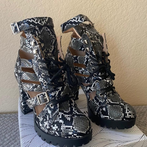 CHASE+CHLOÉ Snakeskin Heeled Combat Platform Shoes New In Box - Picture 7 of 7